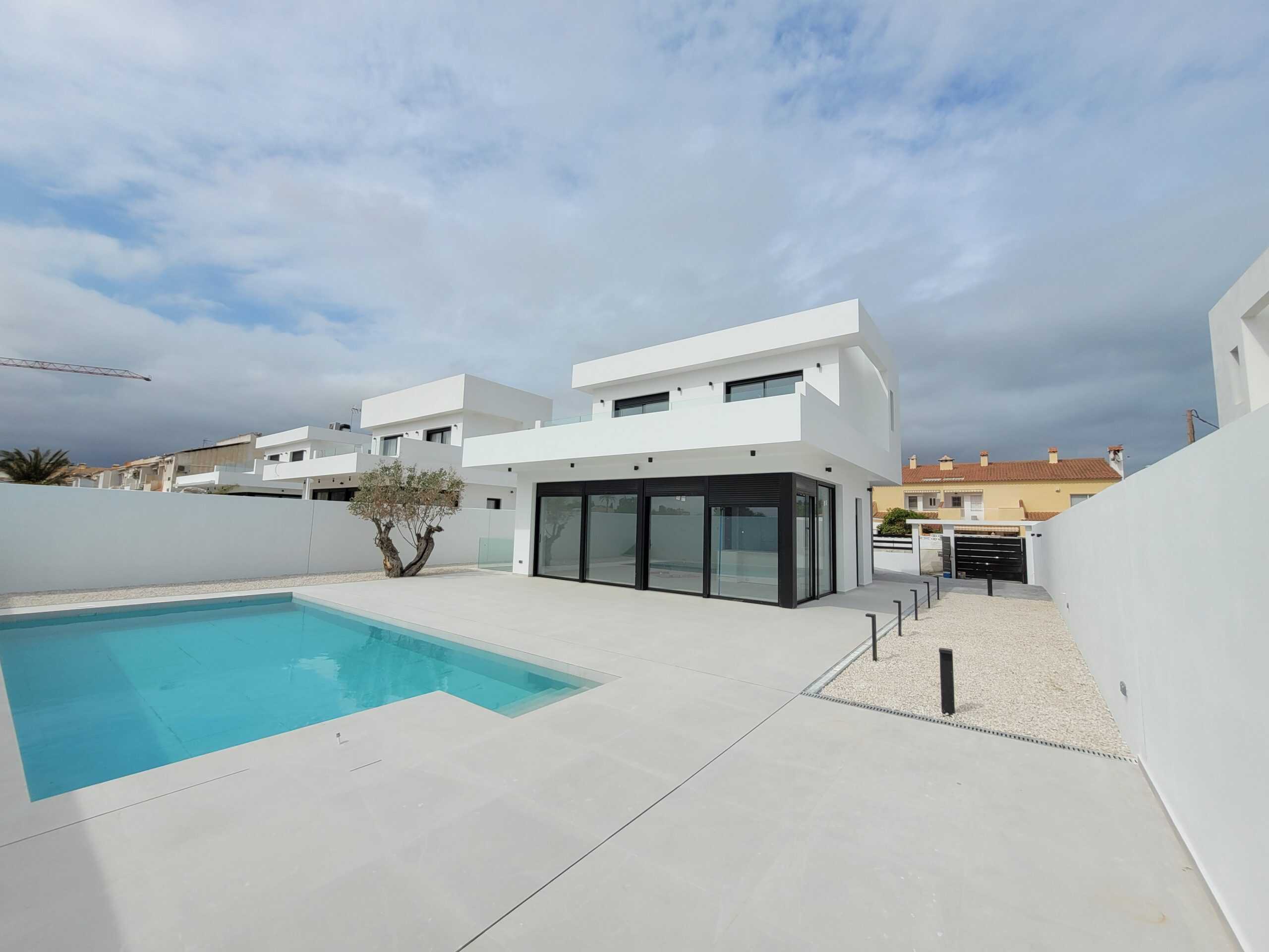 Modern witte villa met zwembad en strakke tuin, ontworpen door Costa Concepts in Spanje.