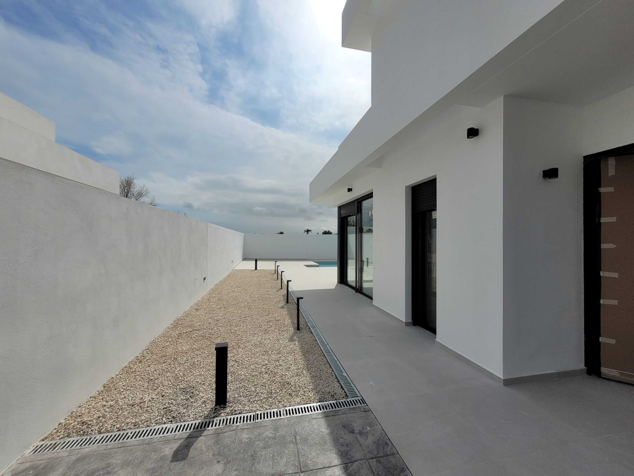 Moderne witte woning met terras en zeezicht, minimalistisch tuinontwerp, Costa Concepts.