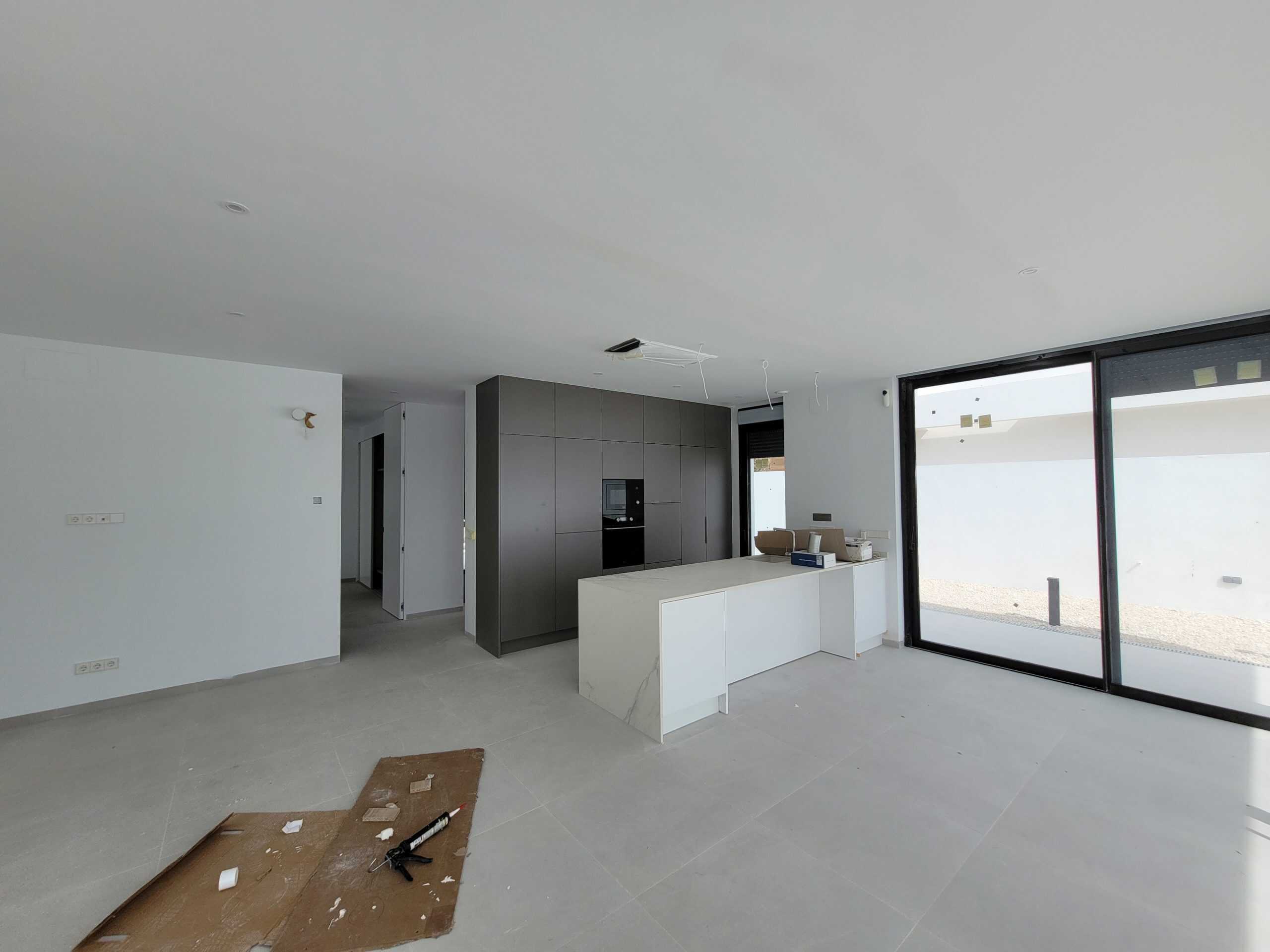 Moderne keukenkamer in nieuwbouw woning met grote ramen en open ontwerp, nog in afwerking.